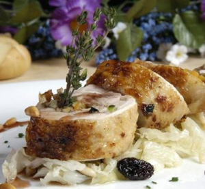 receta muslo de pollo relleno sobre cama de repollo salteado