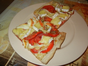 receta Coca de tomate y queso brie