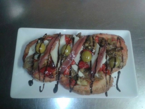 receta Torrada de payes con tomate, escalibada, anchoas de L'escala y queso de cabra curado