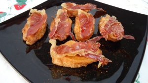 receta TORRIJAS DE TOMATE CON CRUJIENTES DE JAMÓN