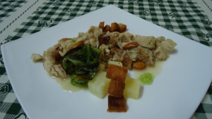 receta POLLO EN PEPITORIA CON CRUJIENTE DE ESPINACAS, PAN FRITO Y DADOS DE PATATA
