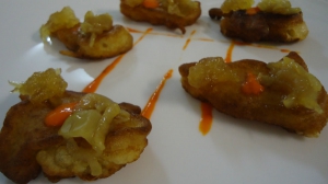 receta CAMEMBERT FRITO CON CEBOLLA CARAMELIZADA, MERMELADA DE CALABACÍN Y MEMBRILLO Y SALSA ROMESCU