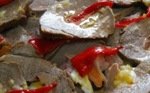 receta Redondo de ternera con pimientos y puré de manzana regado en vino tinto de Amandi