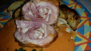 receta MUSLO DE POLLO RELLENO CON SALSA DE VERDURAS Y PATATAS ESPECIADAS AL LIMÓN