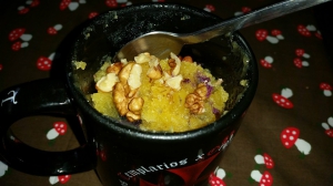 receta MUG CAKE DE CHOCOLATE BLANCO CON ARÁNDANOS Y NUECES